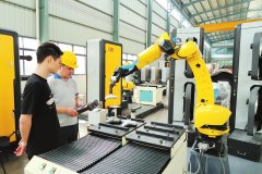 手艺工人专注于机械人交付前的机能调试